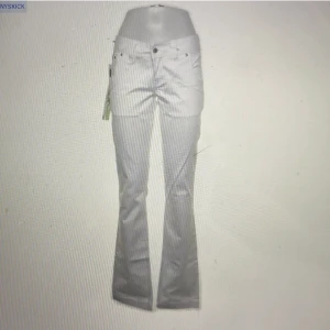 Lågmidjade jeans - Fina jeans som jag köpte här på plick men som inte passade så bra. Inte använda av mig och skicket är som nytt! Långa på mig som är ca 170 cm lång. Skriv för frågor eller för fler bilder. Priset kan diskuteras.