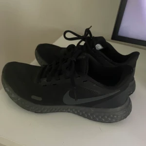 Svarta Nike sneakers - Storlek 36, i fint skick. Sällan använda. 