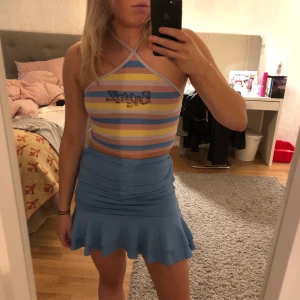 Bratz  - Säljer förra årets halloweenkostym då jag varen Bratz. Settet kommer ifrån asos och endast använd förra halloween☺️ På toppen står det Bratz med svart glitter & kjolen är rynchad vilket ger en så fin passformen och kan ävenbestämms lite själv. 300kr+frakt✨