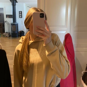 Beige hoodie strl S - Säljer en beige hoodie med tryck. Man kan knyta den längst ned vilket gör den till en väldigt fin modell 🥰