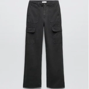 Cargobyxa - Cargobyxor från Zara helt nya och oanvända köpte i fel storlek utomlands,  i Sverige på Zara kostar de 359kr så lite billigare blir det (Storlek 36)