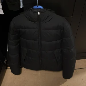 East west jacka - Jackan är köpt 1200 ca och är använd en vinter säljer den då den är för liten pris kan diskuteras