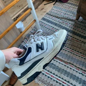 New balance  - Snygga 550s white purple. Dom är smutsiga och creasade fast har ingen healdrag och har  inte hål i hälen. (Äkta solklart) nypris:2500 mitt pris:800 eller buda på aktion (pris kan ändras vid snabb affär) Kan skickas med PostNord eller mötas i GävleMvh Em
