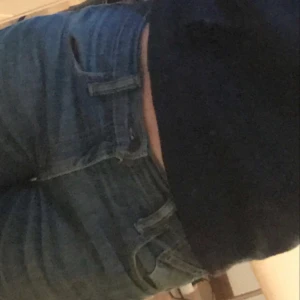 Låg midjade jeans  - Ett par låg midjade jeans från levis, dom är äkta. Jag vet inte vilken storlek det är men dom passar mig som är st S eller 26/27❤️ bara att fråga efter fler bilder 💓jag är helt öppen med frågor. Priset kan diskuteras❤️ ni står för frakten❤️❤️sänka priset går❤️