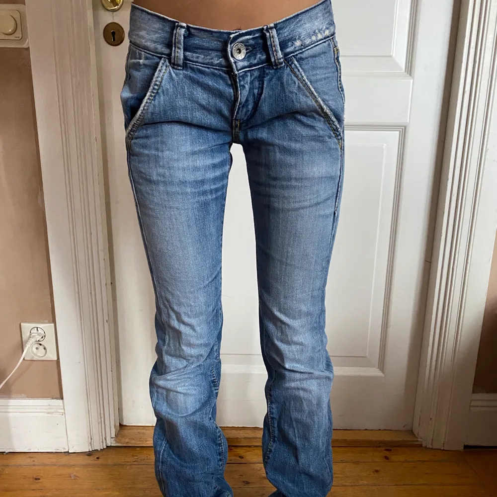 Säljer mina så galet snygga jeans från miss sixty. Köpta från humana men säljer då de inte passar mig längre💘 Det är min kompis på bilderna och hon är 164 men passar även mig i längden som är 170. Jeans & Byxor.