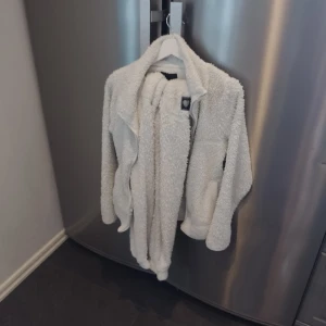 Set - Säljer detta set som är i bra skick. Det är fake ull, men håller dig varm. Storlek S. I använt skick. 50kr.  Skickas spårbart mottagaren betalar frakten på 66 kr Finns i Sollefteå