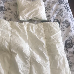 Täcke och kudde för spjälsäng - Använd några få gånger bara men i gott skick! 100kr