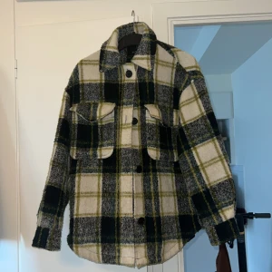 mysig jacka  - i storlek xs-s  bra höstjacka i fina färger 