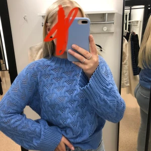 Stickad tröja - Jättefin mönstrad stickad tröja