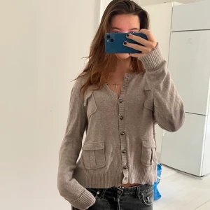 Kofta med fickor!! - Säljer denna så fina kofta med fickor liknar lite en moncler cardigan❤️ Från märket Oui nypris runt 1000kr! Det står ingen storlek men skulle säga M!