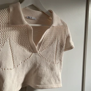 Stickad t-shirt - En super fin stickad t-shirt med krage från Zara💕