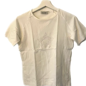 Vit t-shirt med tryck - Vit t-shirt med guldig stjärna på.