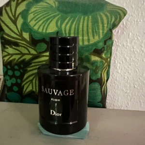 Dior Elixir - 60 ML köpt för 1500kr 95% kvar av flaskan. Kvitton på att den är äkta finns.