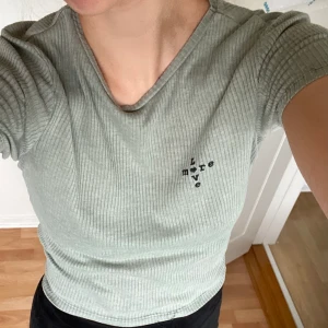Grön topp - Söt och urskön topp från primark. Nyskick. Passar mig bra som har S/M.