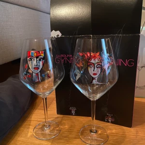 carolina gynning rödvinglas - 2 st carolina gynning rödvinsglas. 75 cl. 🍷 Oänvända och aldrig ens uppackade så finns fortfarande i orginalförpackningen. 🌸 Säljes då jag har andra vinglas mer i min smak.  Nypris 279kr styck