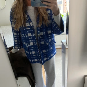 Costummade kappa - Säljer vääärldens snyggaste jacka från costummade. Går inte att få tag på längre då de är en gammal kollektion. Perfekt jacka nu på hösten. Hör av er vid fler frågor 🙏🏻