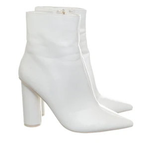 Trendiga boots🫶🏼 - Snygga boots från Nelly, använda en gång. Säljer pga passar inte💗