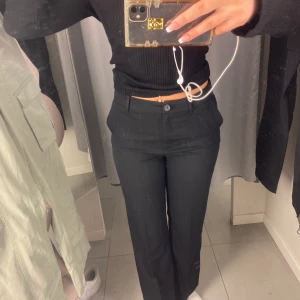 Kostymbyxor  - Säljer mina kostymbyxor jag aldrig använt endast testat i butik. De är ifrån bikbok ”Jackie” och är köpta för 499kr. De faller mig inte i smaken längre därför säljer jag de💕💕