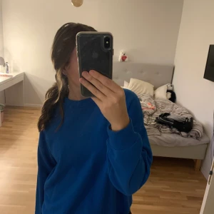 tröjor - säljer detta exakt likadana tröjor😍en blå och en grön! 50 kr styck! DEN BLÅA ÄR SÅLD!