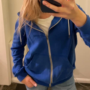 Zip-up hoodie - Skitsnygg men används inte💗  Nyskick💗 Köparen står för frakt🚚   