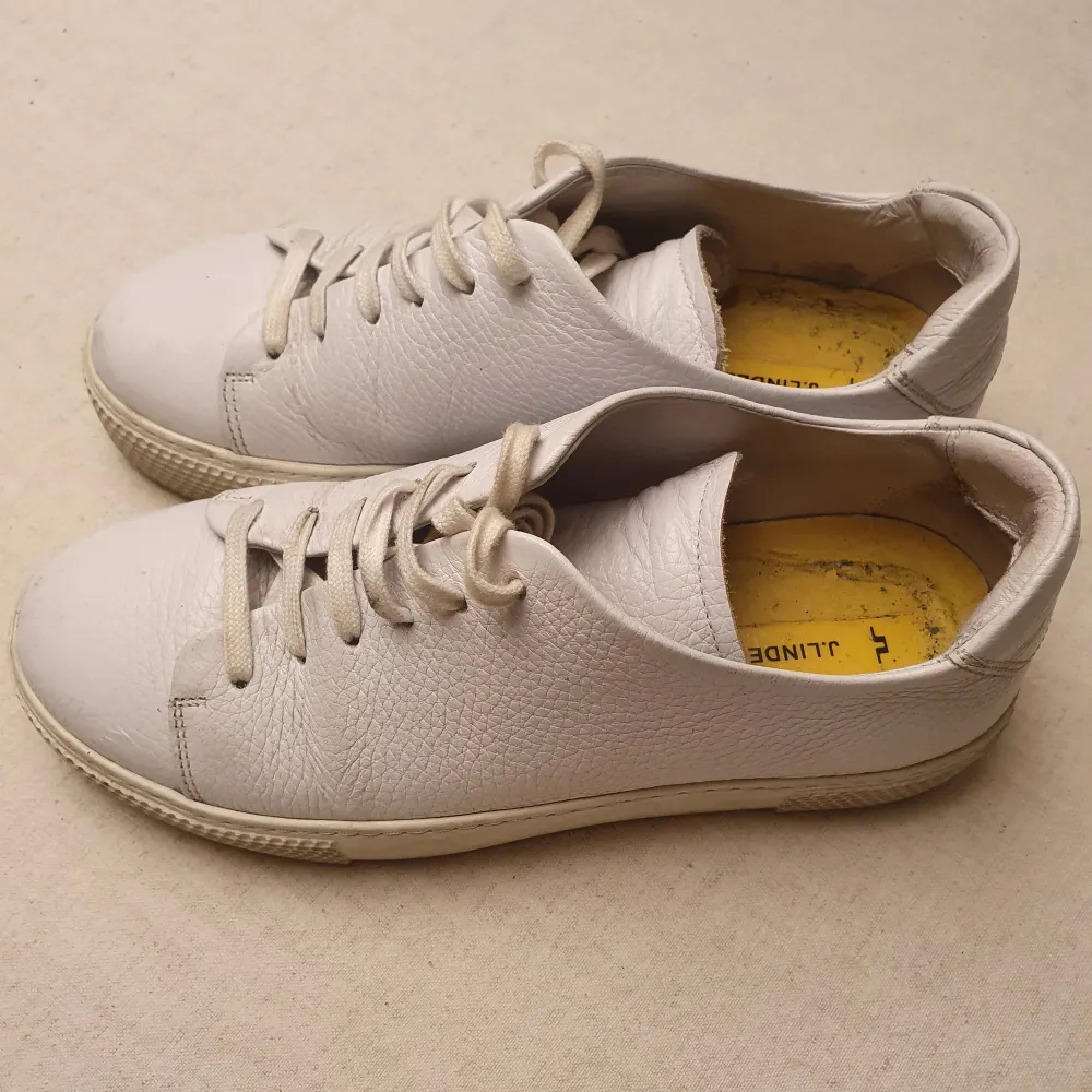 Vita sneakers i 100% läder från J.Lindeberg. Använts sparsamt. Snygga och stilrena!. Skor.