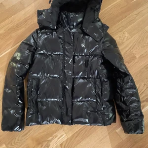 Calvin Klein vinterjacka - Säljer denna vinterjackan från ck som är i ett mycket bra sick, har använt den ett få tal gånger. Den är ganska liten i storleken, den är i storlek L men sitter som en lite större S. Först till kvarn!