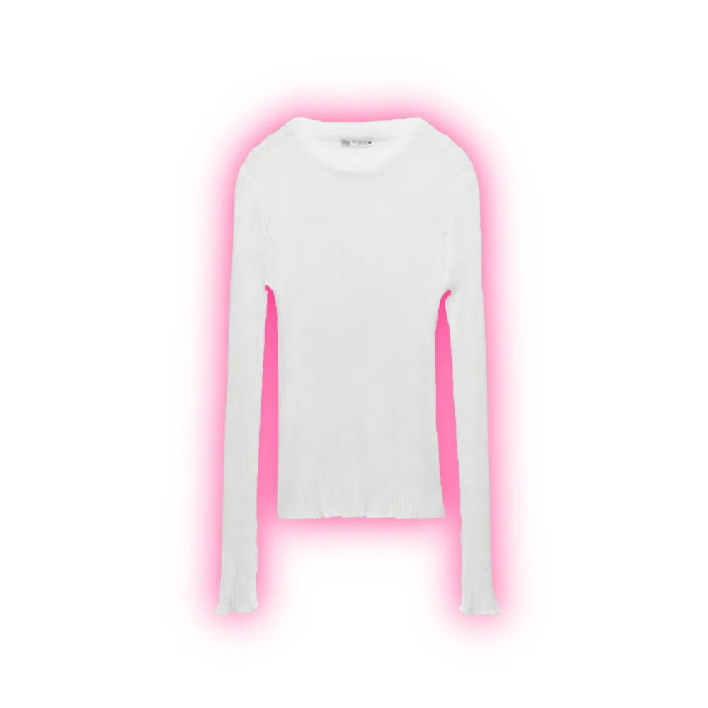 sheer hvit ribbad knit mesh topp fra Zara i storlek s , utsolgt på nettsiden <3 brukt en gang. Skjortor.