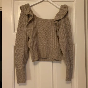 Volang tröja - Säljer en jättefin beige stickad volang tröja. Den är helt oanvänd och i storlek xs. Nypris 299kr