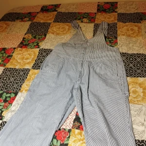 Cozy and baggy  - Säljer min randiga hängeslbyxa efter ha haft burit denna i mer än ett år. Skönt att ha på sig, rätt pösig och oversize med fickor och lätt att ha på sig.