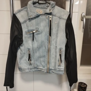 Missäy jeans jacka  - Kort och snygg jeansjacka som jag haft typ två år men inte använt så mycket. Köpt på Missäy i Göteborg. Storlek M.
