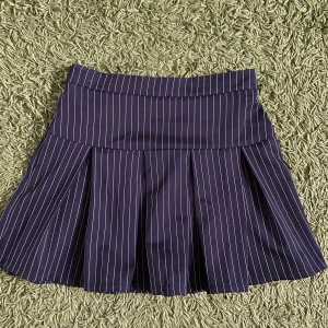 Svart kjol - Svart kjol med vita ränder i bra skick (har använts ett par gånger) Köparen står för frakt🙏🏻