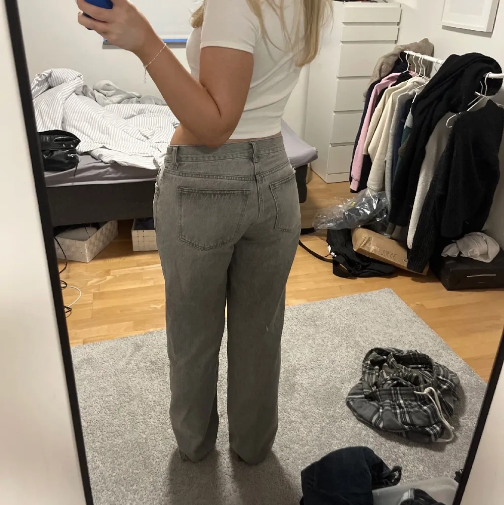 Säljer mina assnygga lowwaist jeans från gina i storlek 38. Köpte de i våras så vet ej om de säljs längre. Jag är 163 men har långa ben så dessa passar mig Innerbensmått: 80cm ca. Jeans & Byxor.