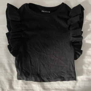 Zara topp - Säljer denna fina toppen från Zara! Använd ganska mycket men ändå bra skick 💓tryck inte på köp nu❣️