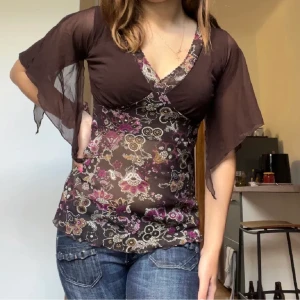 Blus topp  - Säljer denna fina 2000tals topp som jag har köpt från humana. Aldrig använd och i jätte fin sick. Pris kan diskuteras❤️