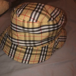 Burbery hatt - Burbery hatt i bra skick 