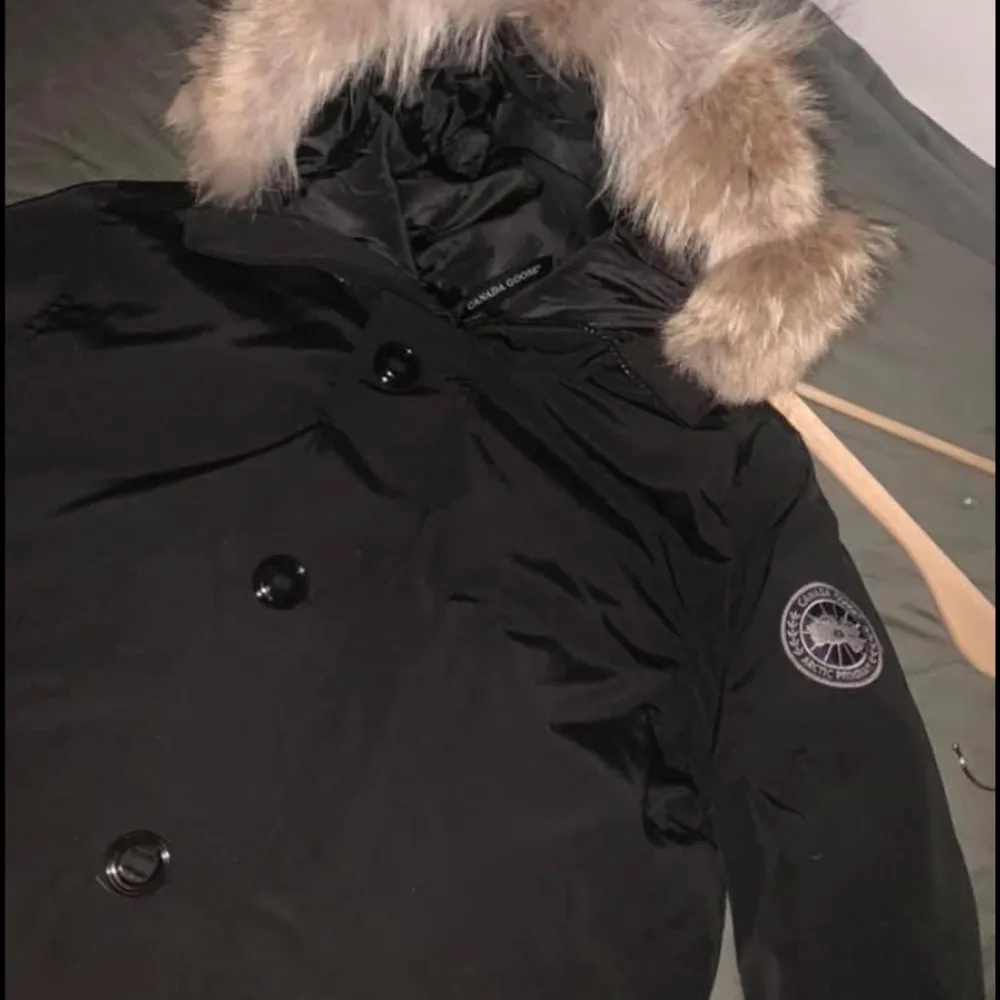 Säljer min Chateau parka som är i black label. Jackan är en replika därav det biliga priset. Använd sparsamt och är i bra kondition med äkta päls på.  ‼️kan släppa den för billigare utan päls‼️ . Jackor.