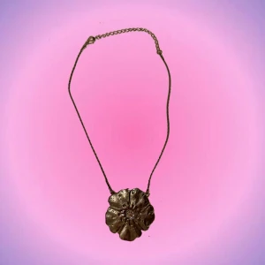 Halsband blomma - Säljer ett till fint och unikt blomhalsband😍🌸🌻🍀 Såå fint men får tyvärr inte användning för de:( Säljer även halsbanden på bild 3 o fler liknande så kika på mina andra annonser om intresse finns🫶🏻 Priset kan diskuteras! Skriv privat vid intresse o frågor💖