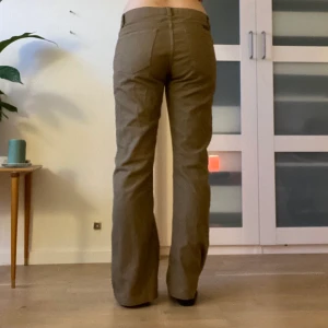 Bruna jeans - Bruna mid/lowrise vintage jeans, ej använda. Färgen ser mer grönaktig ut på bilderna än vad de är i verkligheten, skulle kalla de kanelbruna. Super fin passform!! Hoppas de kommer till användning hos någon annan:) 