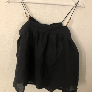 sommrig svart topp - fin svart topp från zara💗💗endast använd ett fåtal gånger, köpt för 200kr. Köparen står för frakten<33