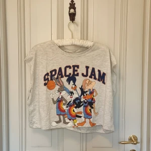 Bugs bunny t-shirt - Cropped topp. Lise fit. Snygg. Sitter kort och löst men ska sitta så! Snygg, läcker perfekt till idrott, skola etc. SPECIAL COLLECTION H&M. Läcker topp. Bra kvalitet   