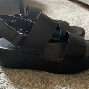 Skor strl 37 - Säljer pågrund av att dem är för små för mig. Lite smutsiga men inget som inte går att tvätta bort. Orginalpris:300kr. Säljer för 150kr.