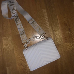 Väska  - Väska med långt band som går att justera till kortare om man vill de. Aldrig använt den därav säljer jag dem