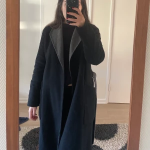 Kappa från MQ - Svart och grå kappa från MQ i bra skick! Nypris var ca 2000kr🌹