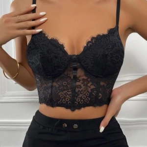 Svart topp - Säljer denna svarta topp från shein i storlek xs aldrig andvänd utan endast testad, skriv privat för egna bilder 