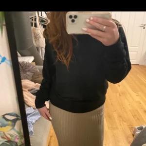 Svart tröja från H&M - En basic svart tröja från H&M. Använt några gånger men inga defekter. Passar till allt! 79kr+frakt❤️