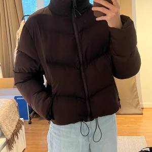 Brun Cropped Pufferjacket från ASOS i Strl L - Brun Cropped Pufferjacket från ASOS i Strl L.