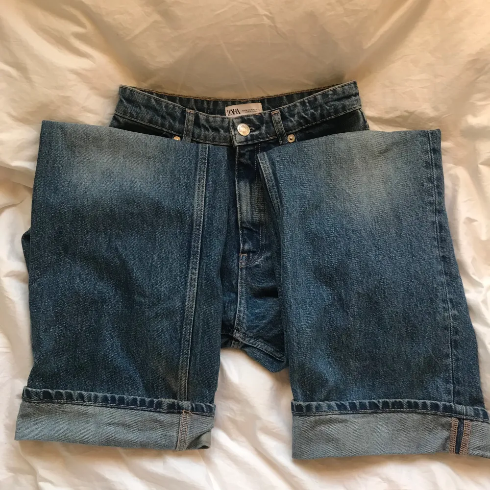 Baggy jeans från zara😍skitsnygg färg och sitter som en smäck. Jeans & Byxor.