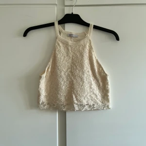 Linne - Crop top i spets 