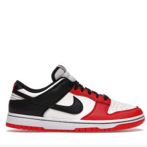 Dunk low i Stl 38 ”NBA 75th” anniversary”  - Använda 2 gånger är som nya sjukt fina och piffar upp vilken outfit som helst varken de är för festligheter eller en basic vardagsoutfit! Finns inga skor som är bekvämare än Dunk✨🤩