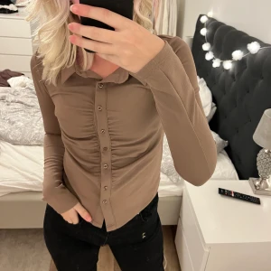 Brun tröja  - Säljer denna bruna skjorta/långärmade tröja från bikbok i storlek S. Andvänd Max 5 gånger. 